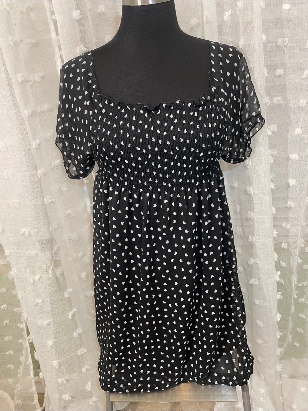Black Heart-Print Smocked Short Sleeve Dress M PTP 17” w/stretch Length 29”